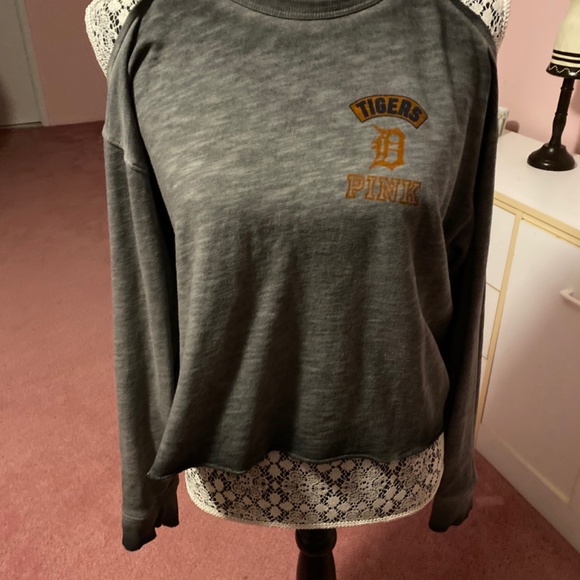 NWT Pink VS MLB Detroit tigers 3 strikes you're out cold shoulder sweatshirt S - Picture 11 of 11